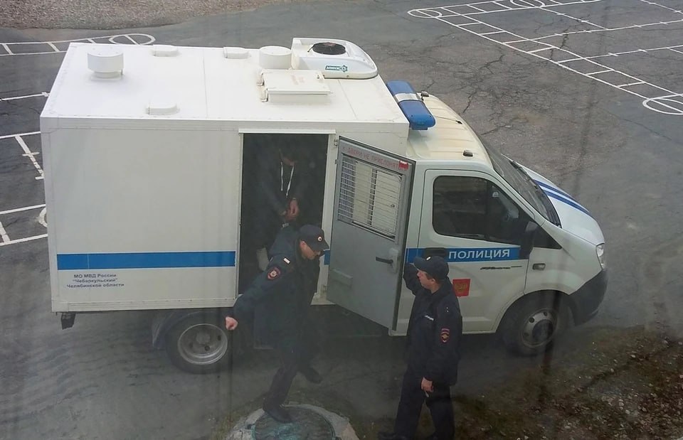 В Челябинской области контрактника приговорили к 10 годам за приведшие к смерти побои Магнитогорский гарнизонный военный суд признал военнослужащего виновным в умышленном причинении тяжкого вреда здоровью, повлекшем смерть. По вине контрактника погиб житель Чебаркуля. Мужчины сцепились в машине на автопарковке. — Рядовой нанес гражданину не менее двух травмирующих воздействий твердым тупым предметом в область головы, причинив черепно-мозговую травму, — рассказали в пресс-службе суда. Избитого увезли в больницу. Травма головы дала осложнения. Врачи боролись за жизнь пациента почти две недели, но спасти его не смогли. Чебаркулец умер в больнице. Контрактник не признал вину и отказался давать показаний. Тем не менее, изучив все доказательства и данные экспертиз, суд признал его виновным. В качестве наказания мужчину на 10 лет отправили в колонию строгого режима. Вдобавок его обязали выплатить миллион рублей вдове погибшего.