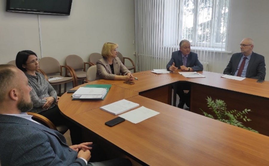 Депутаты Железногорска рассмотрели отчет об исполнении бюджета за прошлый год По итогам года доходы составили 5 млрд 454 млн рублей. Это на 1 млрд 140 млн больше утвержденных первоначальных параметров. По отношению к показателям 2023 года общая сумма доходов бюджета увеличилась на 15%. «Самое главное достоинство бюджета — обеспечено сверхинфляционное развитие. По темпам роста доходов и расходов Железногорск превысил средний показатель муниципальных образований по краю. По 11 муниципальным программам из 16 обеспечен рост выше инфляции», — сказал руководитель Счетной палаты Владимир Лифанов. Среди недостатков бюджета Владимир Лифанов отметил недостаточный объем доходов для исполнения всех полномочий. Также депутаты установили дату публичных слушаний по бюджету. Заседание состоится 23 мая. Следить за новостями