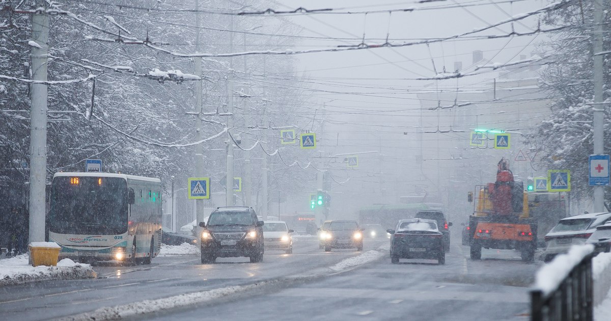 Замерзающий дождь и мокрый снег калининградцев предупредили о непогоде которая превратит дороги в каток По Калининградской области ближайшие 3 часа ожидаются осадки в виде замерзающего дождя мокрого снега образования гололеда На дорогах гололедица снежный накат Будьте бдительны и осторожны говорится в сообщении МЧС В случае происшествия просят звонить по номеру 112