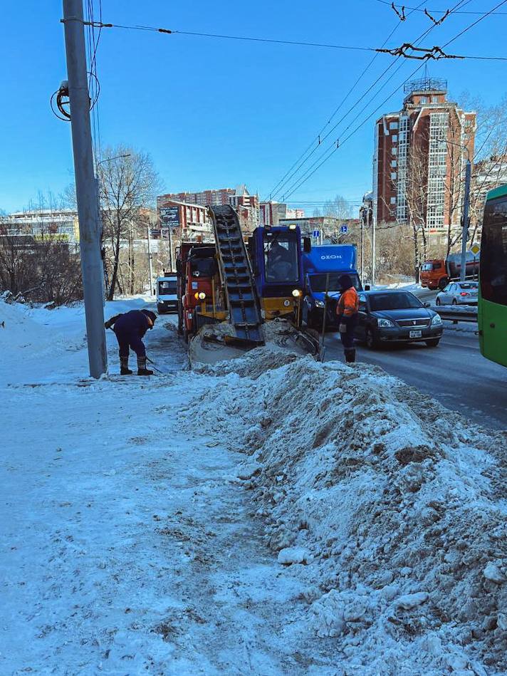 Дорожные службы Иркутска очищают улицы мосты и путепроводы По поручению мэра Руслана Болотова организованы вывоз снега и обработка улиц Иркутска противогололедными материалами Подрядчики очищают участки на Байкальской Напольной Академической и других Такие работы выполняют и на мостовых сооружениях Специалисты МУП Служба эксплуатации мостов расчищают Глазковский и Иннокентьевский мосты путепроводы на улицах Джамбула и Трактовая а также другие объекты Пешеходные зоны вручную убирают на Тимирязева Дорожной Степана Разина Канадзавы Фучика Напольной Дыбовского Бабушкина Борцов Революции Киевской Фурье Горной Рабочей Пролетарской Подгорной Володарского Желябова Каландаришвили Халтурина Фридриха Энгельса Карла Либкнехта Братской Геологов Маршала Конева Челнокова Мира Розы Люксембург Маяковского в переулке Гусарова на бульваре Рябикова Распределяют отсев на проезжей части улиц Иркутской 30 й Дивизии Ивана Кочубея Коммунистическая Кожова Свердлова Горького Детская Депутатская Сухэ Батора Желябова Декабрьских Событий Каштаковская Киренская Некрасова Помяловского Гоголя Лермонтова Левитана Индустриальная Калинина и в микрорайоне Юбилейном Стараемся в первую очередь приводить в порядок участки по обращениям жителей В морозы на дорогах образовалась корка льда поэтому помимо ручной очистки задействуем и технику Такие работы провели на Ремесленной Волжской Ярославского и других сообщил руководитель МУП Иркутскавтодор Василий Ефремов Подписывайтесь на канал администрации Иркутска в MAX