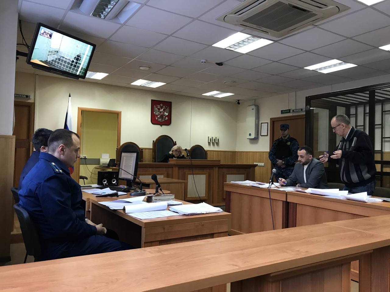 Судья зачитала позицию прокуратуры домашний арест сменили на содержание под стражей главе Нежинки после нарушения условий меры пресечения общался с родственниками и свидетелями давил на последних инструктировал  Защита возражает запрета на общение с близкими родственниками нет Османов изучал материалы дела готовился к судебному процессу Суд проигнорировал доводы защиты о состоянии здоровья чиновника незаконно отправил в СИЗО Сайт Telegram VK Max 16 oren4oren