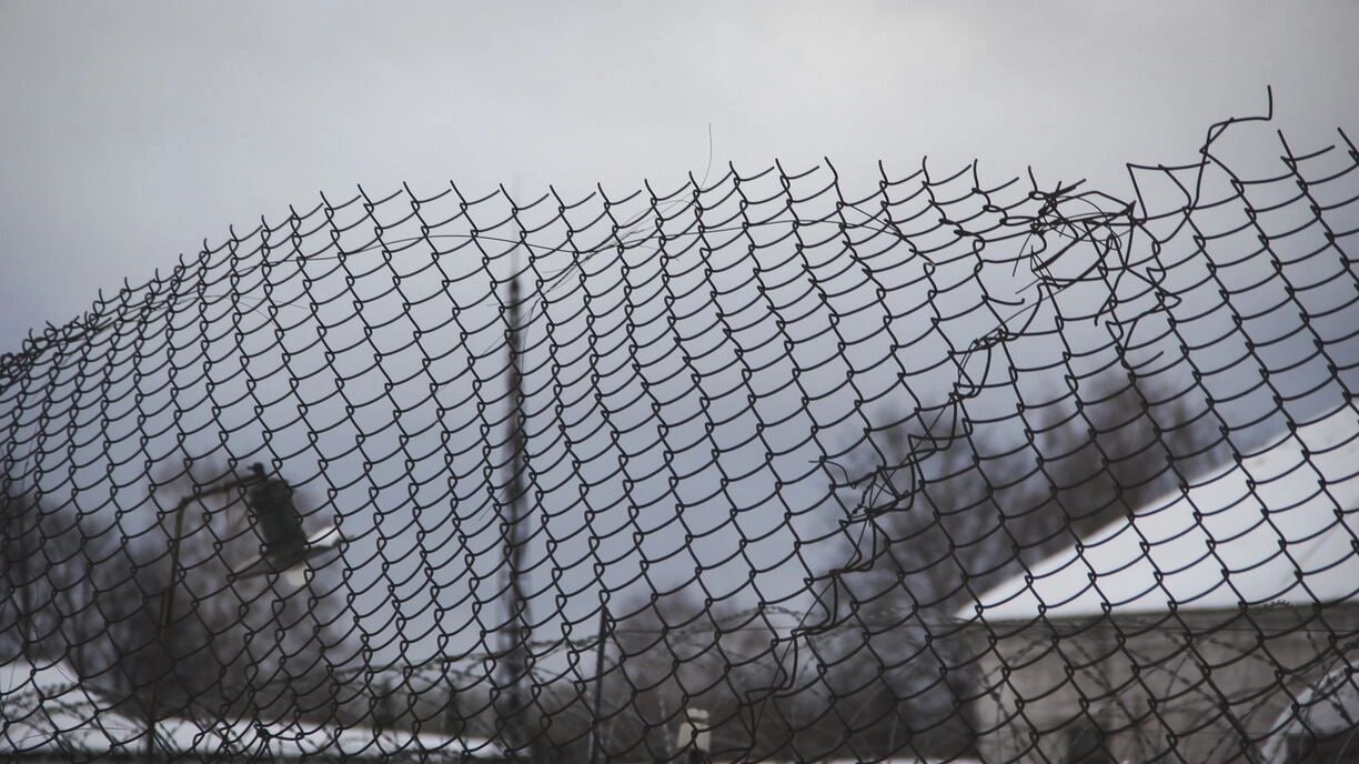 Бывший зэк пытался отсудить у красноярской прокуратуры 111 триллионов и 9 копеек О деле рассказали в восьмом кассационном суде Согласно материалам дела когда мужчина отбывал наказание в колонии он обратился в прокуратуру с жалобой Заключенный утверждал что его незаконно поставили на учет как склонного к суициду Прокуратура должна была начать проверку и рассказать о ее результатах но заключенный заявил что ему никто ничего не сообщал Он посчитал что его права нарушены Прокуратура же указала что провела проверку и подтвердила жалобу далее на имя начальника ИК вынесла протест Заключенному давали ознакомиться с материалами но он не поставил подпись в листе ознакомления так как ему никто расписаться не предлагал Суд отказал в удовлетворении иска prmira news