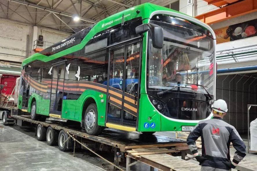 В Калининграде запустят электробус Правда пока в тестовом режиме Об этом в своём канале в MAX сообщил губернатор Алексей Беспрозванных Электробус Синара 6253 создан из отечественных компонентов Благодаря тяговому оборудованию высокой емкости транспорт способен преодолевать расстояния до 240 км без подзарядки написал глава региона Электробус уже готовят к транспортировке в наш город