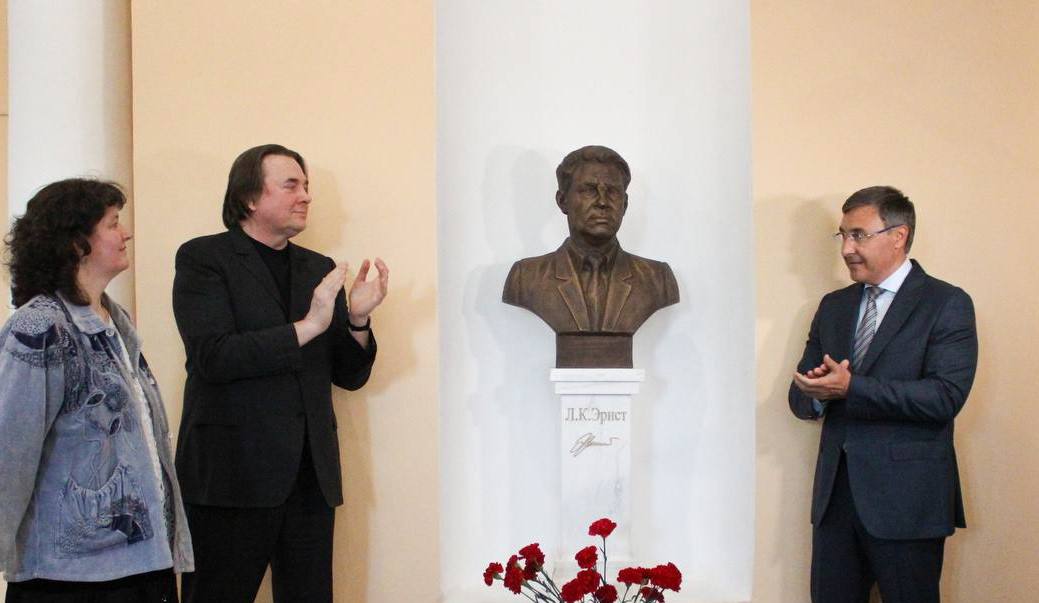 Орденом За доблестный труд награжден генеральный директор Первого канала Константин Эрнст Он стал 51 м кавалером награды 6 февраля Константину Львовичу исполнилось 65 лет Отец медиаменеджера Лев Константинович Эрнст родился 8 января 1929 года в деревне Сеньково Вязниковского уезда Владимирской губернии в семье потомственных железнодорожников его прадед Лео Эрнст машинист приехал из Германии во Владимирскую губернию с связи с постройкой Московско Нижегородской железной дороги В 1936 году Лев пошёл в первый класс школы во Мстёре но далее сменил город и до 5 класса учился в Коврове Ещё 3 года до 8 го во Владимире Лев Эрнст был специалистом в области теории и практики племенного дела в скотоводстве доктором сельскохозяйственных наук профессором академиком ВАСХНИЛ заслуженным деятелем науки РСФСР лауреатом премии Совета Министров СССР вице президент РАСХН Лев Эрнст скончался 26 апреля 2012 года в Москве на 84 м году жизни Похоронен на Троекуровском кладбище В Подмосковье работает Федеральный исследовательский центр животноводства ВИЖ имени академика Л К Эрнста Во Владимирской области объектов названных в честь династии Эрнстов нет