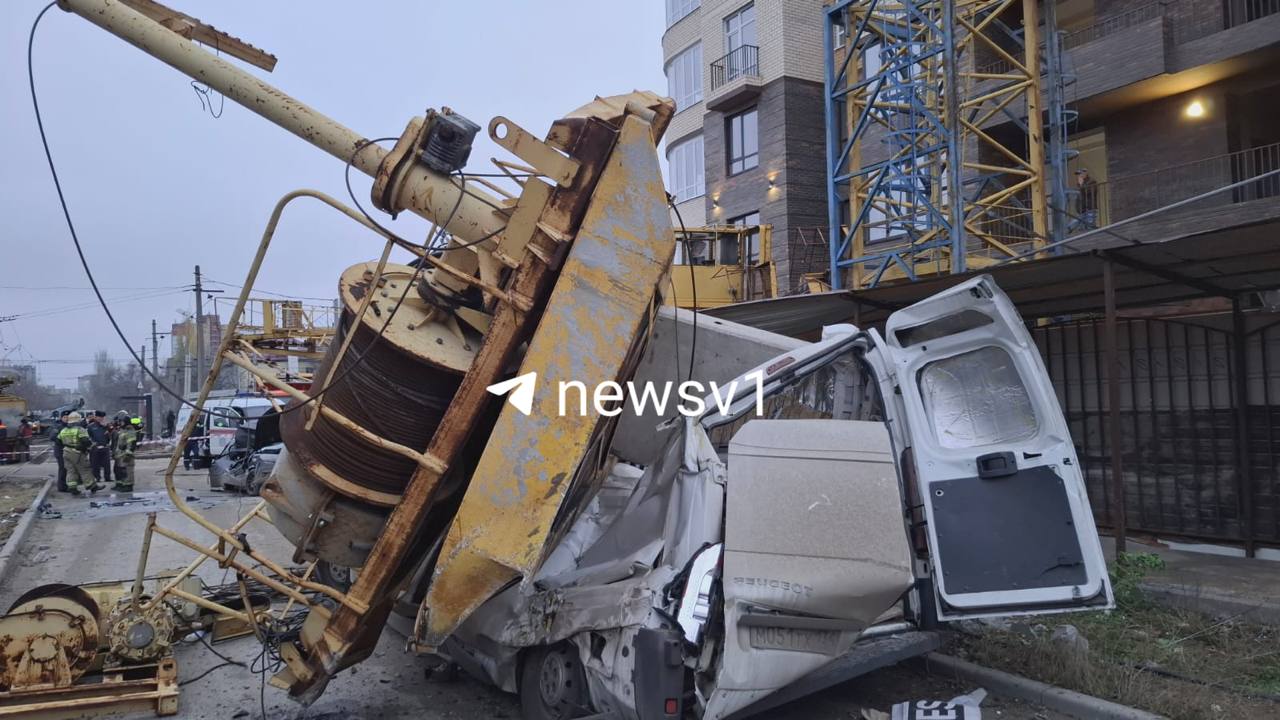 Представители подрядчика прокомментировали падение башенного крана на строительной площадки высотки рядом с пересечением улиц Двинской и Карской Они заявили что кран находился в процессе демонтажа и оставалось разобрать последние его секции но по неустановленной пока причине произошло обрушений конструкций в том числе и на припаркованные рядом автомашины Читайте новости Волгограда в MAX