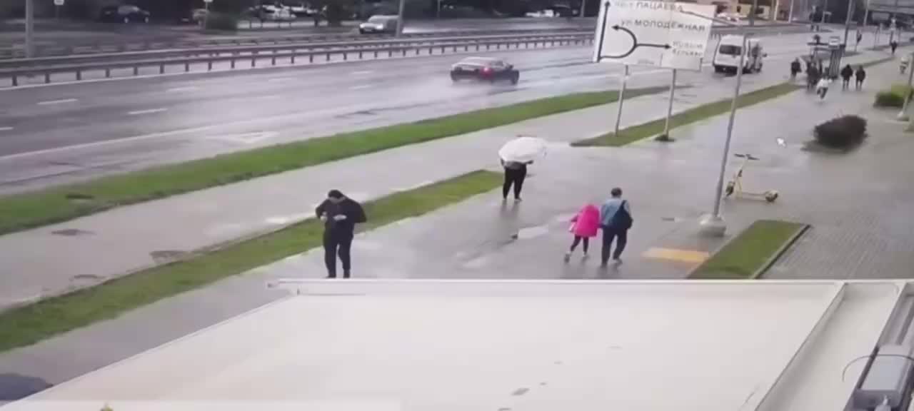 ДТП в Долгопрудном: автомобиль врезался в остановку, два человека пострадали