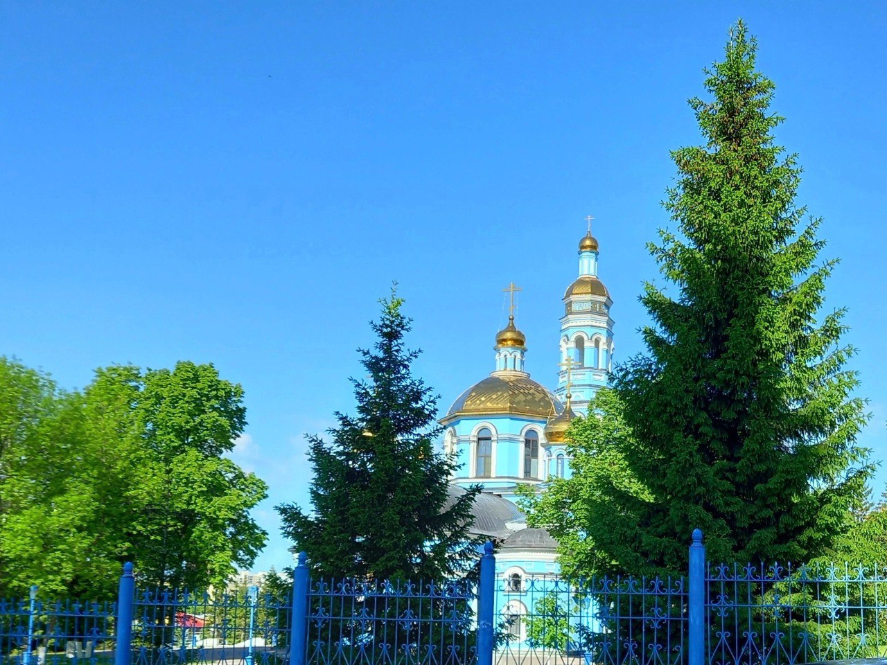 На месте частных домов около Кафедрального собора в Уфе возведут пять жилых комплексов.   Под снос также пойдут гаражи, хозяйственные постройки, автосервис. Их общая площадь составляет порядка 8,2 тыс. кв.м. Вместо них появится более 93 тыс. "квадратов" жилья. Дома будут разной этажности - от 8 до 25.   Проект реализует "Специализированный застройщик "Проект-С-67". Постановление об утверждении проекта планировки и межевания территории опубликовано на сайте администрации города.
