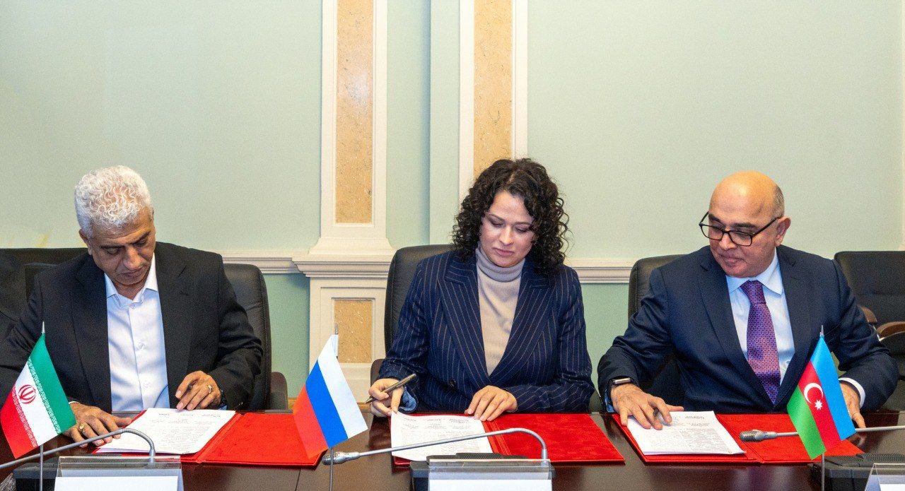 Сформировали сквозные ставки в рамках развития западного маршрута МТК Север Юг РЖД Азербайджанские и Иранские железные дороги по итогам переговоров подписали протокол закрепляющий сквозные ставки на транспортировку грузов по маршруту Стороны провели первичную оценку объëмов перевозок на 2026 год и утвердили план действий по их организации на первое полугодие Цель повысить коммерческую привлекательность западной ветки МТК Север Юг Документ подписали заместитель главы РЖД Ирина Магнушевская заместитель председателя Азербайджанских железных дорог Игбал Гусейнов и заместитель гендиректора Иранских железных дорог Мортеза Джафари Контейнерные перевозки по западному маршруту через азербайджано иранский пункт пропуска Астара в 2025 году выросли почти на 60 уже перевезено порядка 7 5 тыс контейнеров ДФЭ Россия Азербайджан и Иран также продолжат работу над привлечением неконтейнерных грузов чёрных металлов зерновых и лесных грузов бумаги и удобрений Подписаться на Телеграмму РЖД Голосовать за канал Подписаться на РЖД в MAX Каналы железных дорог