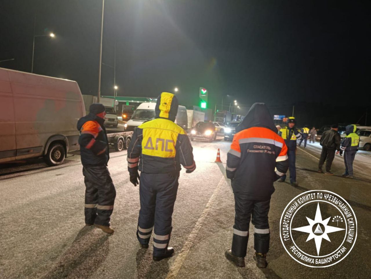 В связи с ухудшением погодных условий и действующими ограничениями движения для всех видов транспорта на автодороге Уфа Инзер Белорецк от села Архангельское Архангельского района до села Серменево Белорецкого района спасатели Госкомитета РБ по ЧС проводят мониторинг дорожной обстановки и готовы оперативно оказать помощь водителям Рекомендуем жителям и гостям республики по возможности воздержаться от поездок до улучшения погодных условий