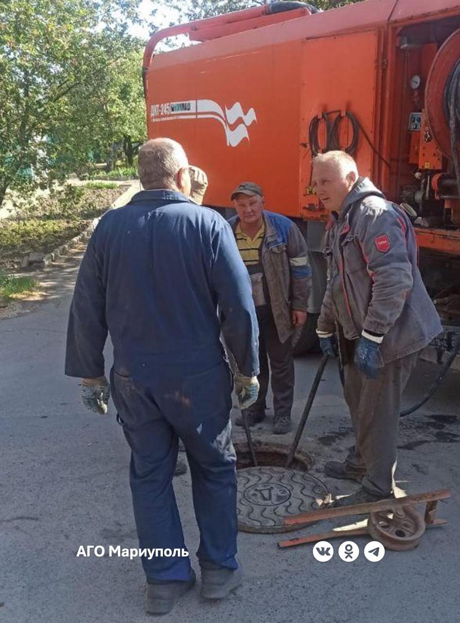 Тула продолжает помогать Мариуполю в улучшении инженерной инфраструктуры Специалисты Тульской области при помощи гидромашины выполнили промывку системы канализации по улице Полетаева. В результате проведенных технических мероприятий обеспечена бесперебойная работа данной системы, что, в свою очередь, влияет на комфорт проживания граждан.