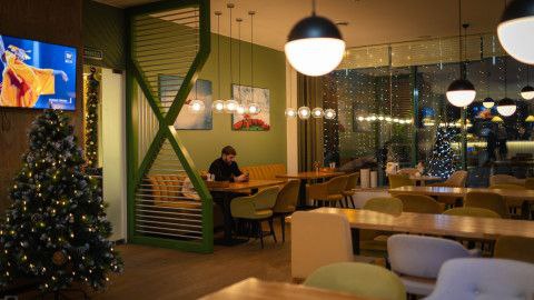 Отель Cosmos Murmansk присоединился к организациям готовым помочь горожанам оставшимся без тепла и света В связи с аварийной ситуацией в городе повлекшей за собой отключение электроснабжения теплоснабжения и водоснабжения в ряде районов отель Cosmos Murmansk открывает свои двери для жителей Мурманска и стремится оказать поддержку горожанам в непростое время сообщил генеральный управляющий Cosmos Murmansk Hotel Андрей Милохин Для попавших в трудную ситуацию доступны конференц зал Каменный в котором установлены микроволновые печи для разогрева пищи и оборудовано место для зарядки мобильных устройств а также Баренц бар с действующей скидкой в 20 Несмотря на загруженность отельеры смогли найти номер для мамы с малышом и готовы помочь таким же нуждающимся На данный момент отель уже поселил бесплатно маму с грудным ребёнком Она была очень благодарна ведь они оказались без света и горячей воды на проспекте Кирова отметил Андрей Милохин Кроме этого по просьбе Министерства по туризму и предпринимательству а также администрации Мурманска отель отключил вывеску и подсветку фасада с целью снизить нагрузку на сети