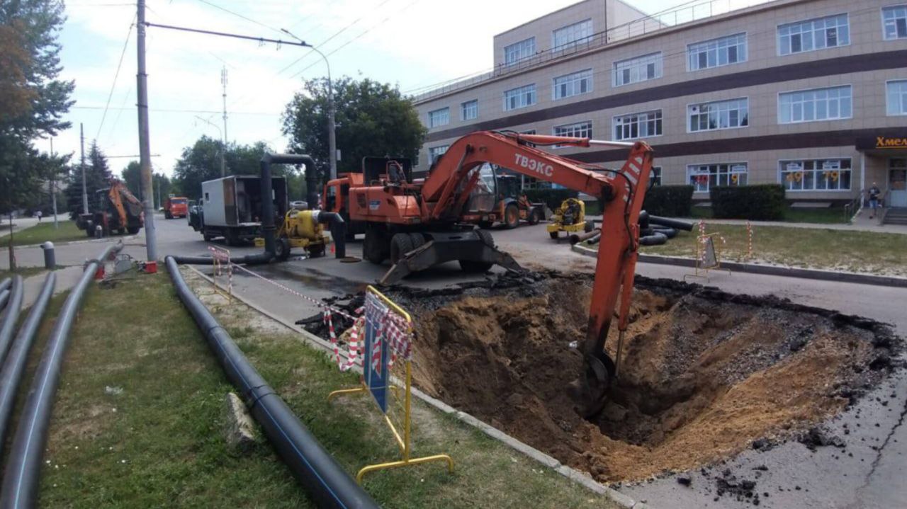 Асфальт провалился на улице Циолковского накануне днём Сейчас на месте работают коммунальщики – они уже заменили повреждённую часть коллектора и разрыли котлован, чтобы продолжать устранять коммунальную аварию. Сроки завершения пока неизвестны, но вода на Левом берегу есть.