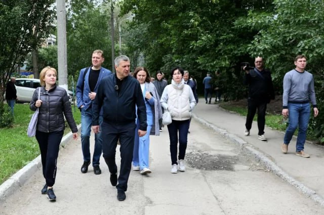 Нужно всем вспомнить о правах и обязанностях собственника, объединиться и начать действовать: мэр Самары Иван Носков об активных жителях Октябрьского района Мэр Самары Иван Носков встретился с жителями Октябрьского района для обсуждения благоустройства дворов по программе «Формирование комфортной городской среды». К обсуждению присоединились жильцы домов №3 по проспекту Ленина и №6 по улице Скляренко, ранее обращавшиеся к главе во время личного приема, а также депутаты и представители управляющих компаний. «Жители этих дворов – яркий пример, доказывающий, что всё возможно. И поменять недобросовестную управляющую компанию, и привести в порядок двор с помощью программы «Формирование комфортной городской среды». Нужно всем вспомнить о своих правах и обязанностях собственника, объединиться и начать действовать», — отметил Иван Николаевич.
