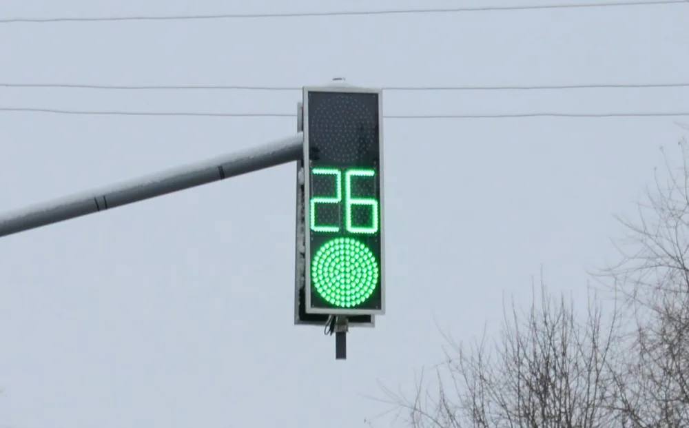 В Свободном появятся новые светофоры В городе установят четыре новых светофора на самых загруженных перекрёстках Решение принято комиссией по безопасности дорожного движения На улице Шатковской светофоры появятся у пересечений с Шевченко и Почтамтской именно здесь в часы пик особенно сложно перейти дорогу На улице 50 лет Октября светофоры установят у перекрёстков с Кручинина и 40 лет Октября Это сделает безопаснее путь студентов посетителей сквера и центра занятости Об этом сообщили в телеграм канале пресс службы главы города Пресс служба главы города