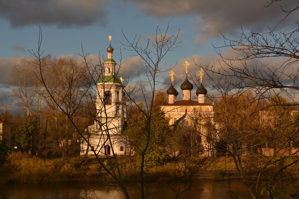 В субботу, 9 ноября,  север Европейской России на короткое время оказался в теплом секторе мощного циклона, который с Карского моря  «нырнул» на  север Западной Сибири. Сюда хлынул поток теплого атлантического воздуха, в ряде городов были установлены новые максимумы температуры. В Архангельске новый максимум теперь составляет 7,0 градуса, в Сыктывкаре  температура воздуха повысилась до 5,1 градуса, что тоже стало новым суточным рекордом. Прежний рекорд составлял 4,6 градуса и принадлежал 1957 году. Еще теплее был день в Вологде, максимальная температура достигла 7,6 градуса, и это тоже стало рекордом. Средняя суточная температура воздуха в указанных городах превысила норму на 7-8 градусов. Но особым теплом вновь выделился Мурманск, здесь было 10,1 градуса. Это второй подряд рекорд в этом северном городе. Для сравнения в Москве максимальная температура воздуха  9 ноября составила 7,8 градуса.