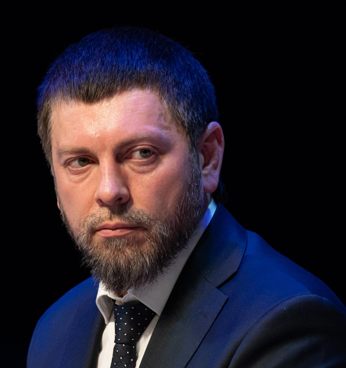 Зампред Алексей Гончаров попал в ДТП, в котором погибла женщина.  Сразу два источника   сообщили, что и.о. заместителя председателя правительства Забайкальского края Алексей Гончаров попал в смертельную аварию на трассе в Улетовском районе.   Известно, что две машины столкнулись этой ночью между селами Аблатуйский бор и Доронино. Сам Гончаров, как сообщается, был за рулем, а погибшая женщина управляла второй машиной.  В пресс-службе Минздрава края сообщили о пострадавших в ДТП в Улетовском районе. За ночь там было две аварии, одна из которых смертельная. Один человек погиб в машине скорой помощи и еще трое пострадавших госпитализированы: двое взрослых в Краевую клиническую больницу и один ребёнок в Краевую детскую клиническую больницу, им помогают. Все они в тяжелом состоянии. Ещё двое — взрослый и несовершеннолетний — не госпитализированы.  В пресс-службе ГИБДД не стали комментировать обстоятельства аварии, причин не объяснили и рекомендовали обратиться в полицию. Там тоже комментировать не стали.  Сам Алексей Гончаров был в сети 2 часа назад. Он не отвечает на звонки и сообщения.  Комментарий в пресс-службе правительства получить пока не удалось.    Подписаться
