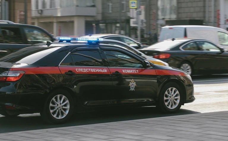 СЛЕДСТВЕННЫЙ КОМИТЕТ В РЕДАКЦИИ КАНАЛА BAZA ПРОШЛИ ОБЫСКИ Следователи возбудили уголовное дело о превышении должностных полномочий сотрудниками полиции ст. 286 УК РФ из-за незаконной передачи информации ограниченного доступа, сообщил Следственный комитет. Источник в правоохранительных органах сообщил, что следственные действия, которые сейчас проводятся в редакции телеграм-канала Baza, связаны с этим уголовным делом. «В Краснодарском и Красноярском краях, а также в Белгородской области следствием во взаимодействии с оперативными подразделениями выявлены факты незаконной передачи информации ограниченного доступа. Впоследствии указанные сведения публиковались на одном из каналов мессенджера «Телеграм», — описал СК фабулу дела. В связи с уголовным делом проводятся обыски в Москве, Краснодарском и Красноярском краях, а также в Белгородской области. О том, что силовики пришли с обысками в редакцию Baza и в квартиру главреда издания Глеба Трифонов, ранее сообщил сам телеграм-канал. Связи с Трифоновым сейчас нет. Следственные действия проводятся с участием ОМОНа. В июне из-за схожего дела силовики пришли в редакцию информагентства Ura.ru в Екатеринбург. Параллельно с этим проходили обыски у главы областной редакции сайта Ura.ru Дениса Аллаярова, журналистки Анны Салымской и криминального корреспондента Сергея Бодрова. После обысков журналистов доставили в Следственный комитет, где расспросили о происхождении информации о событиях криминального характера в Свердловской области. Фото: Андрей Любимов / РБК #аврорамедиа_мир Telegram-экосистема АВРОРА МЕДИА МЕДИА НОВОСТИ РЕГИОН ЛАЙФ СПОРТ ГЕРЛЗ ХАЙТЕК ПЕРСОНЫ ИНСАЙД КРИМИНАЛ МОЛОДОСТЬ LIVE АВРОРА МЕДИА YOUTUBE RUTUBE