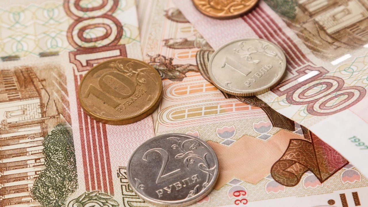 Казахстанцы всё активнее распродают рубли  Они избавляются от сбережений в рублях. Согласно статистике Нацбанка, в мае обменники страны приняли рекордное количество российской валюты с начала года.  За май 2025-го казахстанцы продали рубли на сумму в 35,7 млрд тенге. Это максимальный показатель с января. Наиболее массово избавлялись от рублёвых сбережений жители Астаны и Алматы, а закупали российскую валюту в основном в Карагандинской области.  Вместе с тем казахстанцы стали чаще покупать доллары и евро. Американскую валюту в мае закупили на 161,5 млрд тенге — это в 2,4 раза больше, чем за апрель.  Евро в обменниках приобрели на 13,7 млрд тенге  рост в 2,8 раза месяц к месяцу .  Интерес казахстанцев к доллару вырос на фоне его ослабления к тенге в мае.  • Фото: Envato Elements.