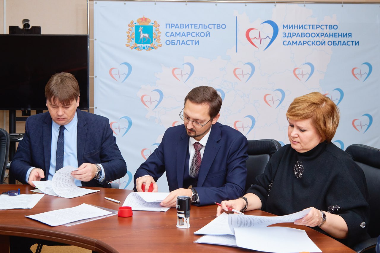 Искусственный интеллект поможет диагностировать рак шейки матки В Самарской области апробируются современные технологии для раннего выявления онкозаболевания В системе здравоохранения Самарской области планируют использовать искусственный интеллект для раннего выявления рака шейки матки Подписано соответствующее соглашение Разработками занимались в Национальном медицинском исследовательском центре имени В А Алмазова Ранняя диагностика существенно увеличивает шансы на успешное лечение онкозаболеваний Искусственный интеллект обрабатывает кольпограммы сделанные на кольпоскопах СамГМУ и выделяет на них области с потенциальными патологиями формируя второе мнение для врача При этом финальное слово всегда остается за специалистом Заключение ИИ не является диагнозом а представляет собой важную подсказку которая помогает врачу принять более обоснованное решение в рамках комплексного анализа всей клинической картины пояснил ректор СамГМУ Александр Колсанов В пилотном проекте примут участие шесть медучреждений региона куда уже передана часть оборудования В ближайшее время туда дополнительно поставят и установят программы искусственного интеллекта По словам замгенерального директора НМИЦ им В А Алмазова Дмитрия Куропеева над созданием программы работали два года использовав данные трёх центров Обработано более 10 тыс изображений Проект имеет большие перспективы как в плане масштабирования географии применения так и в создании клинической классификации в части прогнозирования развития заболеваний уверен Дмитрий Куропеев Сотрудники больниц пройдут обучающие мастер классы Специалистов научат эффективно работать с новой технологией и интерпретировать данные полученные с помощью искусственного интеллекта