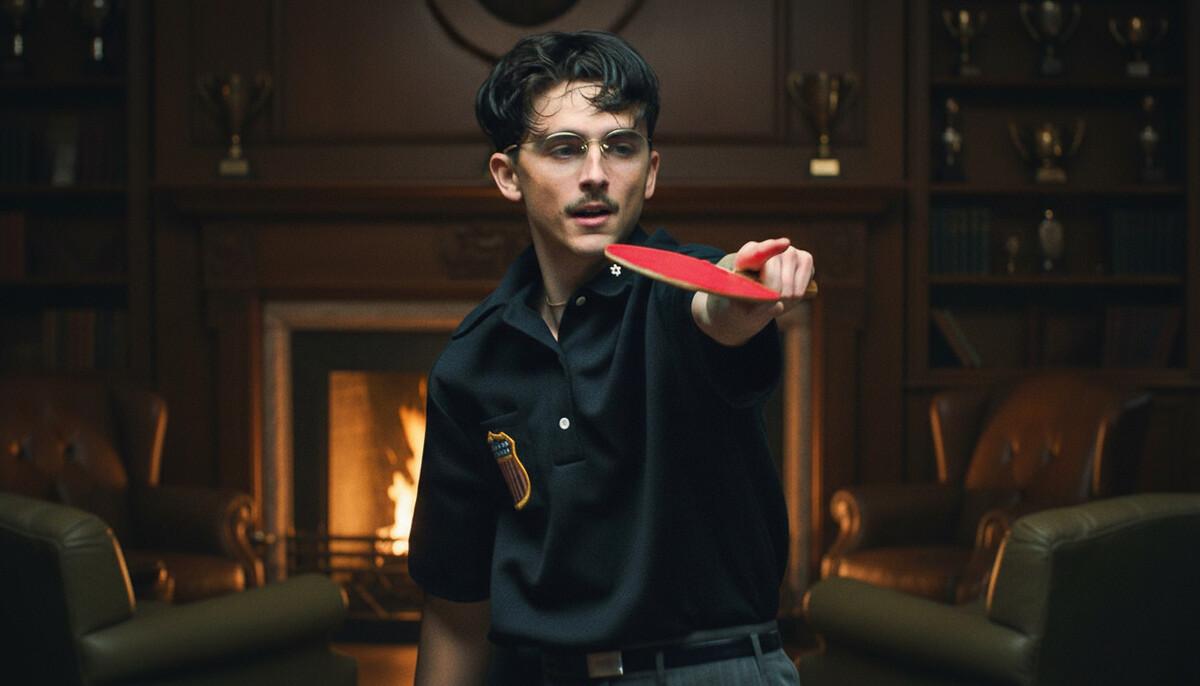 Марти Великолепный с 15 января на экранах Художественного Комедийная драма с Тимоти Шаламе в главной роли Молодой мечтатель Марти Маузер застрял в тесном обувном магазине своего дяди Настольный теннис становится для него способом эскапизма парень одержим идеей превратить недооцененный вид спорта в собственный трамплин к славе Билеты   cinema1909 ru movies marti velikolepnij