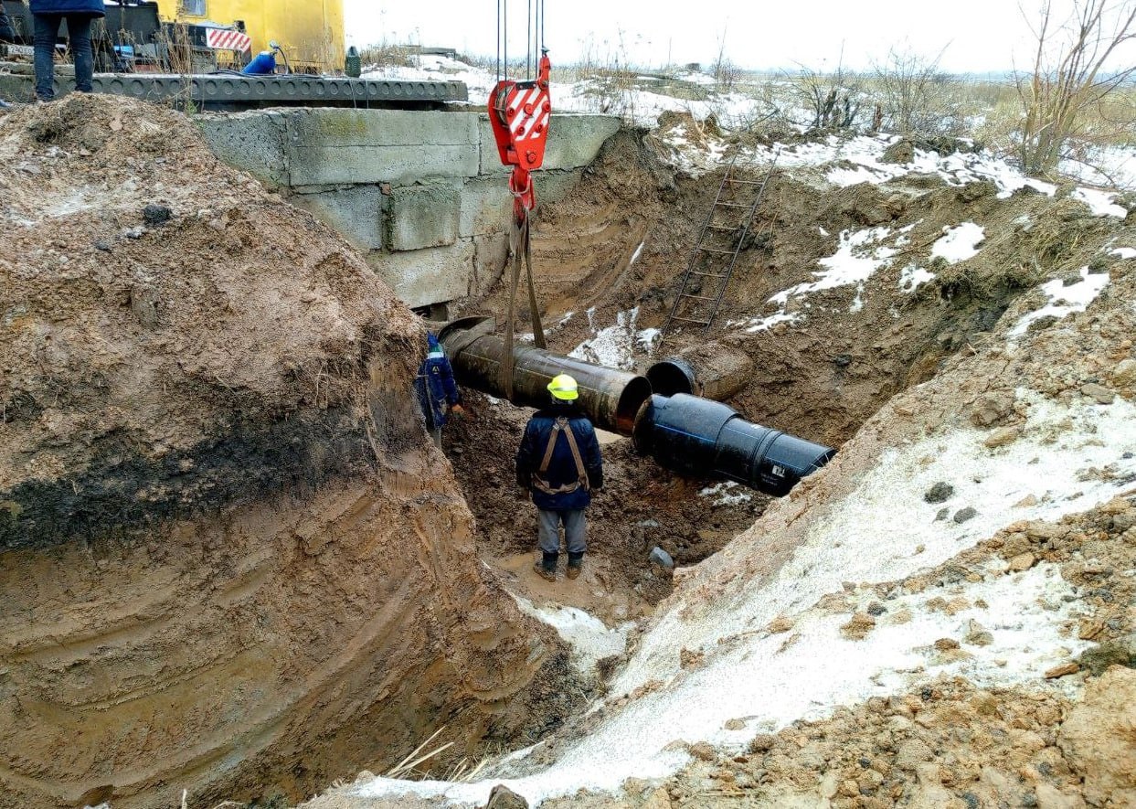 В Горловке заменили более километра водопровода  Ремонтная бригада предприятия «Вода Донбасса» совместно со специалистами из Кемерово завершила замену более километра трубопровода диаметром 600 мм в Горловке. Обновление сети обеспечит улучшенное водоснабжение жителей Калининского, Никитовского и части центрального районов.  Старый трубопровод, проложенный ещё в 50-х годах прошлого века, давно утратил свою надёжность и требовал модернизации. Благодаря взаимодействию Горловки с Кузбассом удалось выполнить эту важную работу, несмотря на сложную военную обстановку.   Подписаться   Написать в бот