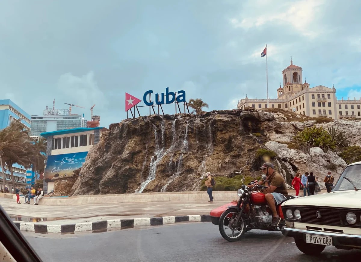 Евросоюз хочет помочь Трампу задушить Кубу где назревает гуманитарная катастрофа Глава Евродипломатии Кая Каллас готовится включить один из кубинских банков в новый пакет антироссийских санкций сообщает Bloomberg ссылаясь на источники Название банка не раскрывается но известно что это единственное финансовое учреждение на Кубе которое работает с иностранной валютой и обслуживает дипломатов и граждан ЕС США внесли Banco Financiero Internacional в санкционный список в 2021 году Куба уже несколько десятилетий сталкивается с серьёзными финансовыми проблемами из за торгово экономического эмбарго а теперь и блокады США geonrgru YouTube sponsr ru