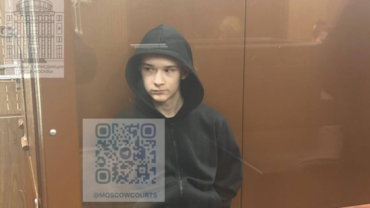 Сына актёра Вадима Демчога приговорили к двум годам колонии за мошенничество 20-летний Вильям Демчог помог мошенникам развести 82-летнего пенсионера на ₽490 тысяч: он обналичил деньги с карты, на которую жертва сделала перевод, и раскидал деньги по разным счетам, которые ему указали подельники. Всего обманщики выманили у пенсионеров ₽1,8 млн. Вильям Демчог полностью признал вину и возместил ущерб. Отбывать наказание он будет в колонии общего режима.