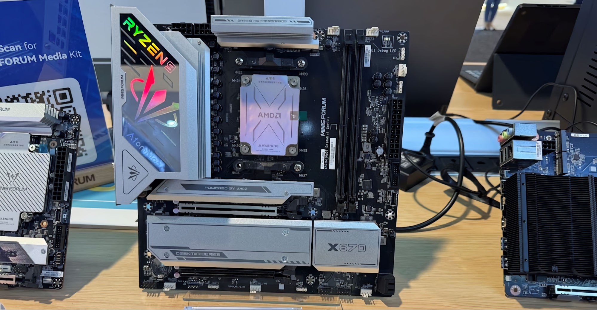 Minisforum представила плату на десктопном чипсете X870 с мобильным Ryzen 9 9955HX3D Платы на ноутбучных чипах не редкость однако BD995M X3D интересна тем что Minisforum смогла подружить мобильный 16 ядерный Ryzen 9 9955HX3D с полноценным чипсетом X870 Вполне возможно фокус удался просто потому что этот чип фактически десктопный Ryzen 9 9950X3D просто в распаянном BGA виде Использование десктопного чипсета позволяет расширить возможности подключения периферии у платы судя по всему есть пара NVMe слотов и множество различных USB Точных подробностей пока нет цена тоже неизвестна Minisforum лишь сообщила что BD995M X3D поступит в продажу в первой половине 2026 года Мой Компьютер