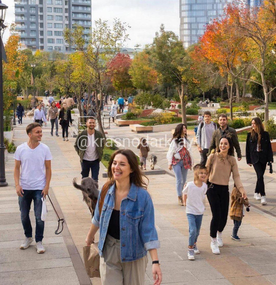 Краснодар поднялся в рейтинге городов России с высоким качеством жизни Краснодар улучшил свои позиции в рейтинге городов России по качеству жизни подготовленном Финансовым университетом при правительстве РФ поднявшись с 43 места в 2024 году на 17 строчку по итогам 2025 года Индекс города составил 63 6 сообщили в университете В исследовании учитываются социологический мониторинг открытая официальная статистика данные о зарплатах стоимости недвижимости уровне жалоб жителей и степень их удовлетворенности различными аспектами городской жизни В топ5 городов вошли Москва с индексом 75 2 Севастополь 73 1 Грозный 71 4 Сочи 70 9 и Санкт Петербург 67 4 Среди городов Кубани кроме Краснодара высокие позиции заняли Сочи 4 место и Новороссийск 8 место Мониторинг качества жизни охватывает материальное благополучие доступность жилья состояние медицины экологии образовательных и культурных учреждений дорожного хозяйства и общественного транспорта работу ЖКХ благоустройство эффективность городских властей условия ведения бизнеса и распространенность деструктивного поведения Что скажете Перейти в наш канал МАХ Подпишись поделись krasnodarkray1 Прислать видео новость