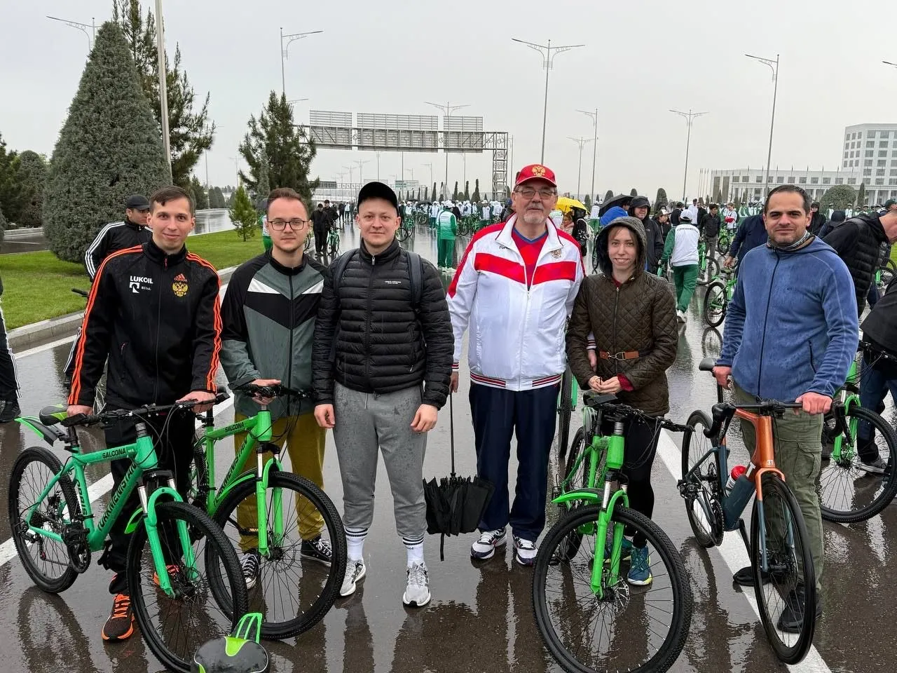 Сегодня отмечается Всемирный день здоровья провозглашенный в честь создания 7 апреля 1948 года Всемирной организации здравоохранения В настоящее время в нее входят большинство государств планеты в том числе Россия и Туркменистан   По этому случаю в Ашхабаде состоялся массовый велопробег во главе с Президентом Туркменистана Сердаром Бердымухамедовым По доброй традиции для участия в оздоровительной акции приглашаются и представители дипломатического корпуса Ненастная погода в туркменской столице нисколько не повлияла на спортивный настрой российских дипломатов которые вместе с Послом Иваном Волынкиным с удовольствием присоединились к утреннему заезду