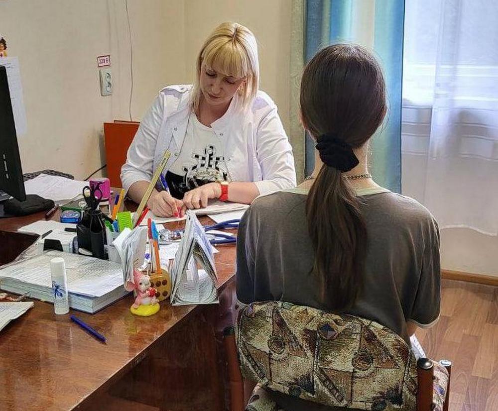 В ДНР проходят детские профилактические осмотры  В рамках реализации поручения Главы ДНР детские профилактические осмотры проводятся еженедельно по субботам. На сегодняшний день уже состоялось четыре таких мероприятия.  Профосмотры организованы на базе 12 медчреждений Республики. С полным списком медучреждений, участвующих в осмотрах, можно ознакомиться на официальном сайте Минздрава ДНР.  Фото: Министерство здравоохранения ДНР