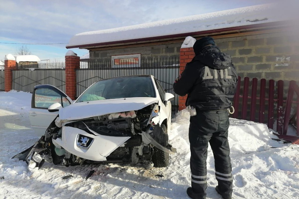 В Серове автовладелица Peugeot на скорости влетела в забор  ДТП произошло на улице Ленина, 77. 43-летняя женщина, управлявшая автомобилем марки Peugeot 207, потеряла контроль над транспортным средством из-за превышения скорости, не соответствующей погодным и дорожным условиям. Машина съехала с дороги и врезалась в забор и гаражный бокс.  В результате аварии 46-летняя пассажирка получила травмы и была доставлена в больницу для обследования. Вторая пассажирка, 14-летняя девочка, и водитель избежали травм. Сотрудники ДПС быстро прибыли на место происшествия и провели все необходимые процессуальные мероприятия.  Сейчас сотрудники ГАИ выясняют обстоятельства аварии.  Фото: ГАИ Свердловской области   «Уральский меридиан»