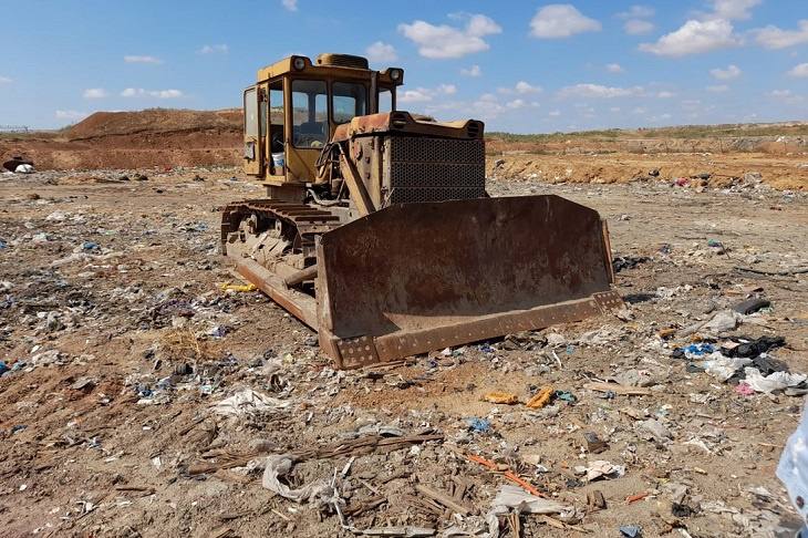 В Волгограде закрыли токсичную свалку экс-депутата  В Волгограде по требованию судебных приставов прекратила свою незаконную деятельность ООО «Сингам», которое эксплуатировало как мусорный полигон объект, не включенный в Государственный реестр объектов размещения отходов  ГРОРО . Об этом V102.RU сообщили сегодня, 17 сентября, в Нижне-Волжском межрегиональном управлении Росприроднадзора.  Ранее Волгоградский областной суд принял такое решение и оно вступило в законную силу.   По данным системы СПАРК, совладельцем ООО «Сингам» является бывший депутат Волгоградского городской думы Федор Петрович Литвиненко. Его доля владения составляла 51%.