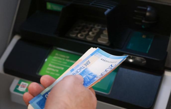 Долги по профессии почему самозанятые платят коллекторам больше чем обычные заемщики Средний ежемесячный платеж самозанятых должников банкам и МФО коллекторам достиг 6 870 рублей это максимум за три года и на 23 выше чем у классических заемщиков При этом средняя сумма просроченного долга самозанятых около 70 тыс рублей в три раза меньше чем у обычных должников 217 3 тыс рублей С 1 октября 2025 года самозанятые получили право на кредитные каникулы раз в пять лет что может помочь им реструктуризировать долги Парадокс в том что самозанятые имея меньший долг платят коллекторам больше в относительном выражении что может быть связано с их более стабильным но невысоким доходом который легче взыскивать регулярно Самозанятым стоит тщательнее оценивать долговую нагрузку и не забывать о новом праве на кредитные каникулы в случае потери доходов ProБанки