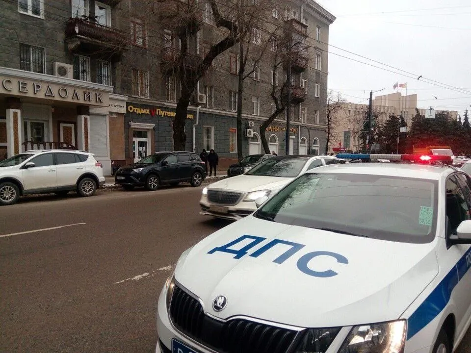 Воронежские гаишники помогли довезти до больницы роженицу К патрулировавшим в Воронеже у дома 58 по улице Космонавтов сотрудникам Госавтоинспеции обратился сильно взволнованный мужчина и попросил помощи Он рассказал что его жена должна вот вот родить и ей требуются врачи Оценив ситуацию автоинспекторы пересадили женщину в патрульный автомобиль включили световые и звуковые сигналы и направились в роддом рассказали в пресс службе ГУ МВД по области Оперативная помощь позволила роженице вовремя добраться до больницы