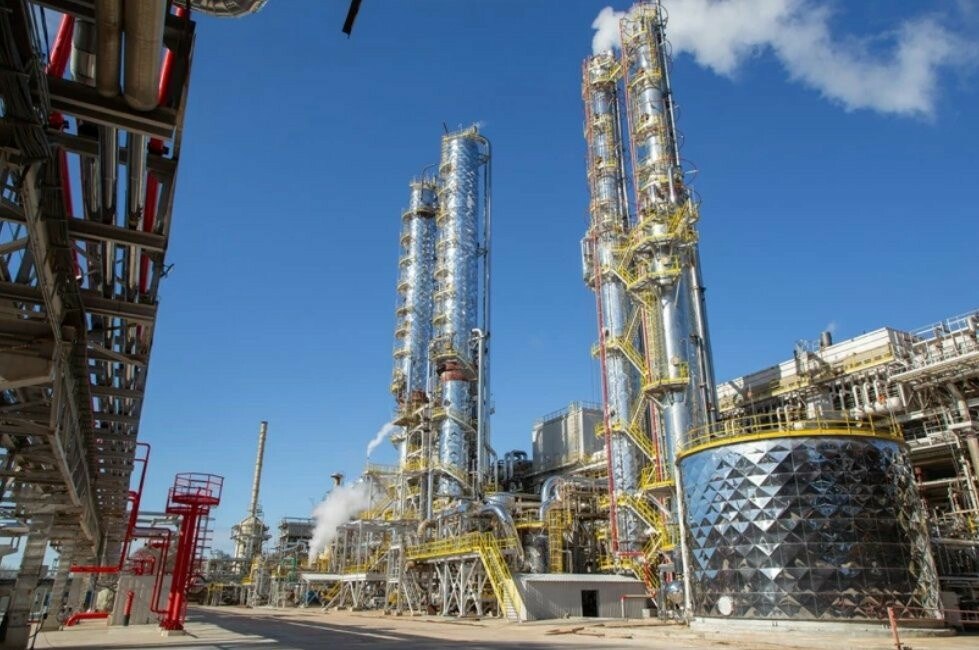 «Акрон» нарастил мощность агрегата «Аммиак-3» до 2300 тонн в сутки  Группа «Акрон» на своей производственной площадке в Великом Новгороде завершила проект по увеличению мощности агрегата «Аммиак-3» до 2300 тонн в сутки, что позволило нарастить годовую выработку продукта до 830 тыс. тонн. При этом общий объем производства аммиака на новгородском предприятии вырос до 2,4 млн тонн в год. Инвестиции в модернизацию производства составили 142 млн долларов США. Генеральным проектировщиком выступил НПЦ «Акрон инжиниринг». Базовое проектирование предоставлено компанией KBR. В рамках реализации проекта модернизированы основные отделения цеха, введено в эксплуатацию более 70 единиц современного технологического оборудования, в том числе горизонтальная колона синтеза амми...  Читать далее:        - подпишись  Кстати, а вы хотите чтобы на этом канале появились новости о вашей компании? Это бесплатно! Подробнее здесь: