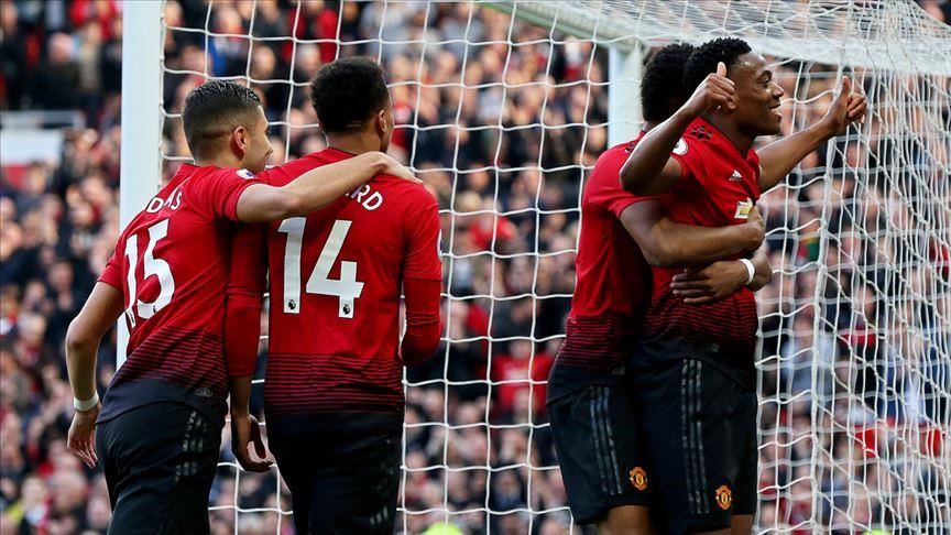 Премьер Лига Манчестер Юнайтед обыграл Манчестер Сити В манчестерском дерби английской Премьер лиги Манчестер Юнайтед на своем поле обыграл Манчестер Сити со счетом 2 0 После ухода главного тренера Рубена Аморима и назначения на эту должность бывшего футболиста Майкла Каррика Манчестер Юнайтед принимал Манчестер Сити на стадионе Олд Траффорд Первый тайм завершился без голов На 65 й минуте игры Красные дьяволы вышли вперед благодаря голу Брайана Мбеумо а на 76 й минуте Патрик Доргу закрепил преимущество своей команды сделав счет 2 0 Подробнее на нашем сайте http v aa com tr 3802437 24 7 в сутки с Агентством Анадолу