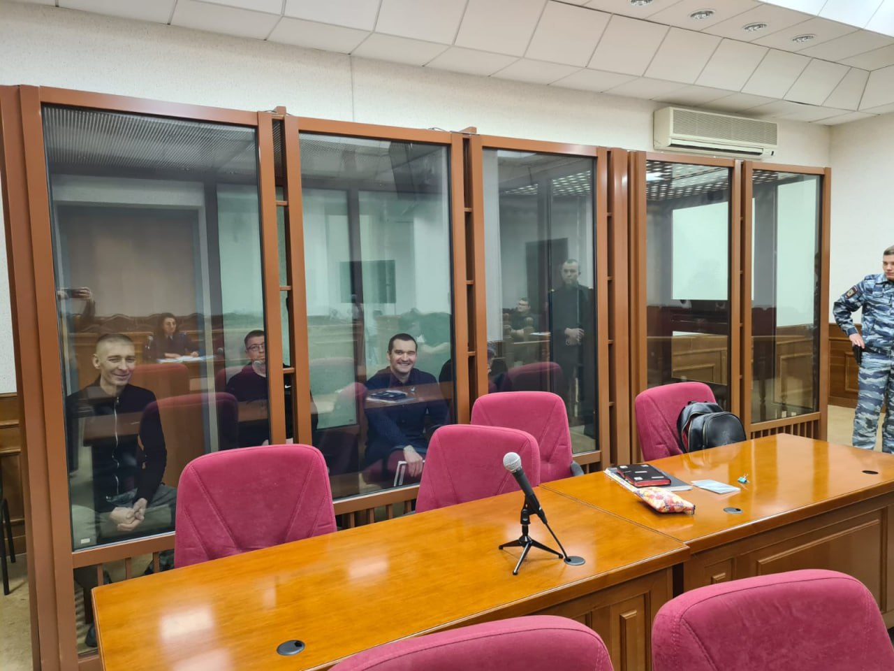 Бандитов пытавших криптомиллионера из Екатеринбурга отправили в колонию Суд признал Дмитрия Атаманова Александра Герасимова Вячеслава Силуянова и Дмитрия Стороженко виновными в различных преступлениях включая вымогательство и разбой Они получили сроки от 7 до 14 лет в колонии строгого режима Весной 2023 года члены банды узнали что у жителя Екатеринбурга есть полмиллиарда рублей на крипткошельке Заплатив полицейскому 300 тысяч рублей они получили его адрес и данные машины В июле того же года бандиты вывезли криптомиллионера в лес где под пытками узнали как получить доступ к кошельку Злоумышленники смогли обналичить только 5 6 млн рублей в криптовалюте Их задержали через год часть грабителей в Алтайском крае остальных в Крыму Фото пресс служба Областного суда   Новости из Екатеринбурга