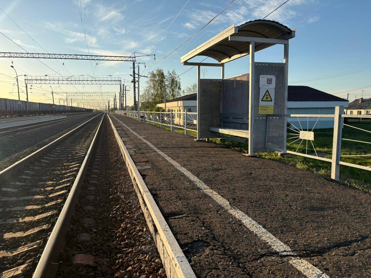 В Омской области следователем СК России проводится процессуальная проверка по факту травмирования женщины поездом По предварительным данным, сегодня около 17.00 часов местного времени на железнодорожных путях станции Стрела р.п. Таврическое Омской области грузовым поездом была травмирована женщина, которая шла вдоль железнодорожных путей в наушниках, на предупреждающие звуковые сигналы локомотивной бригады не реагировала. Машинист применил экстренное торможение, однако наезда избежать не удалось. От полученных травм женщина скончалась на месте. Следователем Омского следственного отдела на транспорте Восточного МСУТ СК России проводится доследственная проверка по признакам преступления, предусмотренного ч. 2 ст. 263 УК РФ нарушение правил безопасности движения и эксплуатации железнодорожного транспорта, повлекшее причинение смерти по неосторожности . Проводится комплекс проверочных мероприятий, направленных на установление всех обстоятельств и причин произошедшего, по результатам будет принято процессуальное решение. Восточное МСУТ СК России напоминает, что железная дорога – зона повышенной опасности, нарушение правил поведения в ее вблизи представляет опасность для жизни и здоровья человека. Переходить пути необходимо только в предназначенных для этого местах, достоверно убедившись в отсутствии приближающегося поезда и наличии разрешающего сигнала светофора.