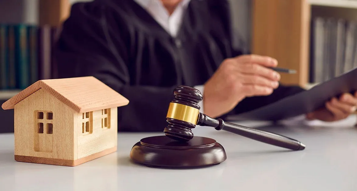 Суд конфисковал у экс главы Буйнакского соцфонда имущество на 310 млн рублей В Дагестане удовлетворили иск прокуратуры об обращении в доход Российской Федерации недвижимости приобретенной бывшим руководителем Буйнакского отделения Социального фонда России и членами его семьи Стоимость изъятых активов превышает 310 млн рублей Об этом сообщила пресс служба Верховного суда республики Поводом для обращения в суд послужили результаты проверки выявившей несоответствие между доходами чиновника и его близких и их фактическими расходами на приобретение дорогостоящих объектов уточнили в суде Мы теперь и в МАХ Южная служба новостей