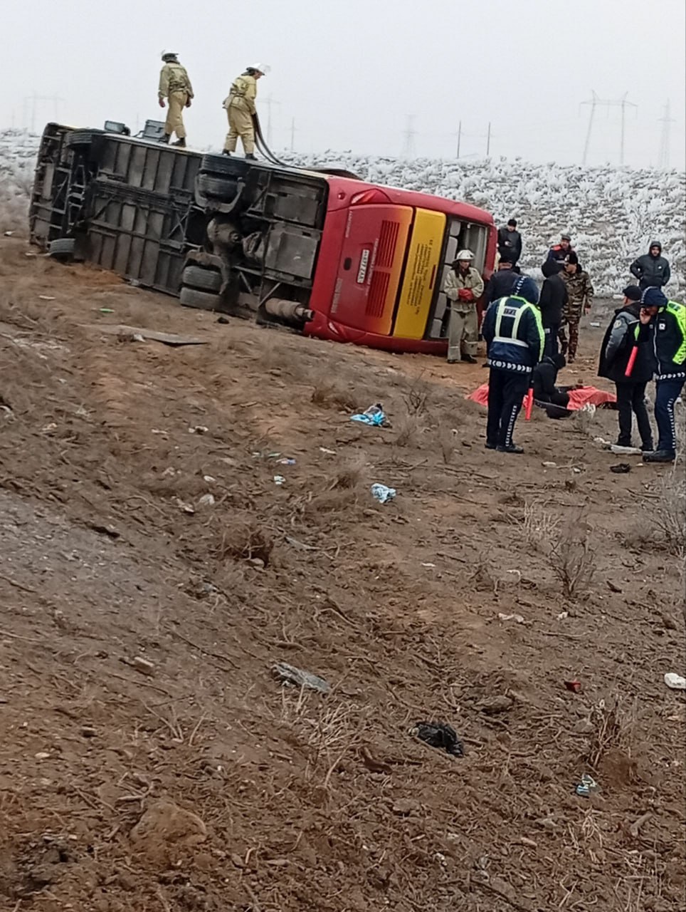 В Томдинском районе Навоийской области перевернулся автобус с пассажирами по предварительной информации водитель автобуса Зарафшан Навои потерял управление из за чего транспорт съехал на обочину и опрокинулся на борту находилось 47 пассажиров в результате ДТП 2 скончались на месте от полученных травм еще 9 попали в больницу