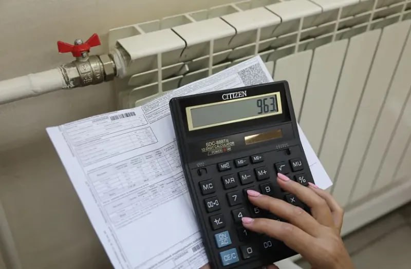 Инфляция снова 7 отопление 27 свет 18 Согласно свежим данным Бюро национальной статистики за октябрь годовая инфляция в Молдове снова растёт уже 7 Главный фактор подорожание коммунальных услуг отопление 27 6 в годовом выражении электроэнергия 18 5 водоснабжение и канализация 16 8 На этом фоне продукты в среднем выросли на 6 8 а овощи более чем на 11 Падение цен на топливо на 1 2 не удержало общую динамику Экономисты отмечают реальные доходы населения продолжают проседать а тарифы расти Для большинства семей эта зима станет самой дорогой за последние годы Подпишись на primulinmd