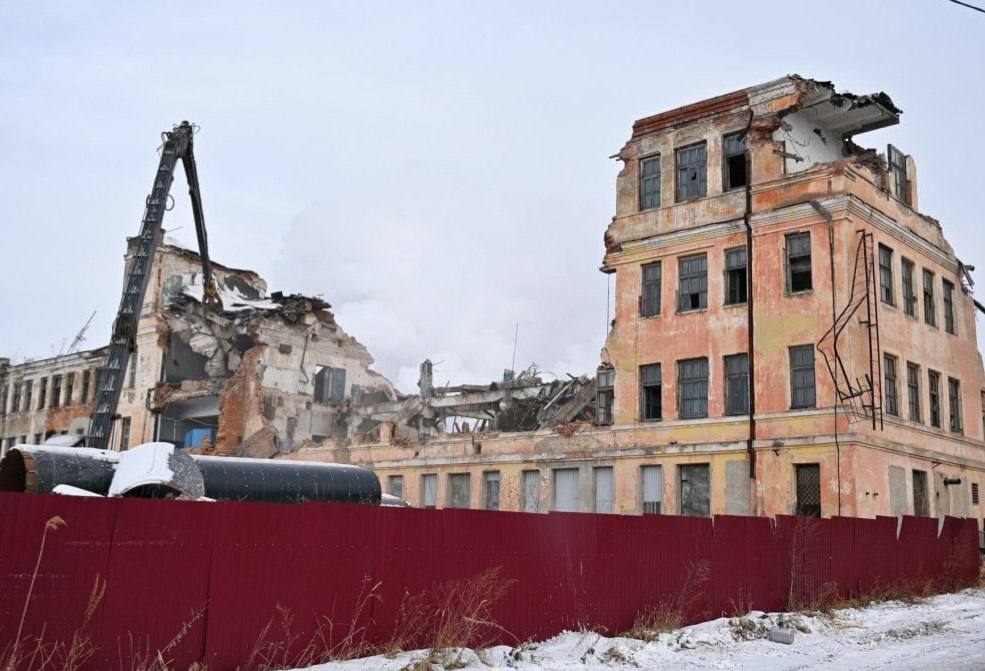 В Хабаровске начали сносить заброшенные здания МЖК Территория которая годами находилась в запустении наконец то избавляется от аварийных и опасных конструкций Спецтехника уже приступила к работе чтобы полностью расчистить площадку от руин Освободившуюся землю планируют передать под новую застройку Что именно возведут на этом месте пока остается загадкой но участок явно готовится к масштабному обновлению Кстати Хабаровск