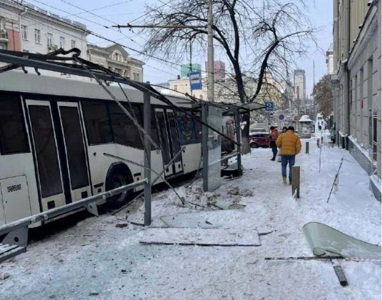 Ростовская администрация прокомментировала ДТП с участием автобусов на пр Буденновском Сегодня утром 26 января в городских телеграм каналах распространилось видео с ДТП в районе Дома офицеров на пр Буденновский 34 На кадрах видно как автобус въехал в остановку и повредил ее Догонялись и снесли остановку на Доме офицеров цитирует подписчика телеграм канал Тютина Администрация Ростова на Дону прокомментировала случившееся Сегодня по адресу пр Буденновский 34 в районе остановочного пункта ул Большая Садовая произошло ДТП с участием общественного транспорта Столкнулись два автобуса маршрута 83 перевозчик ООО Янтарь 1 и маршрута 27 перевозчик ООО ЮТК После столкновения автобус маршрута 27 совершил наезд на остановочный павильон В результате ДТП пострадавших пассажиров нет Автобусы получили механические повреждения разрушен остановочный павильон В настоящее время по факту произошедшего проводится проверка Департамент транспорта в свою очередь заверил что остановочный павильон оперативно заменят Подпишись на 1Rnd в МАХ Написать в редакцию