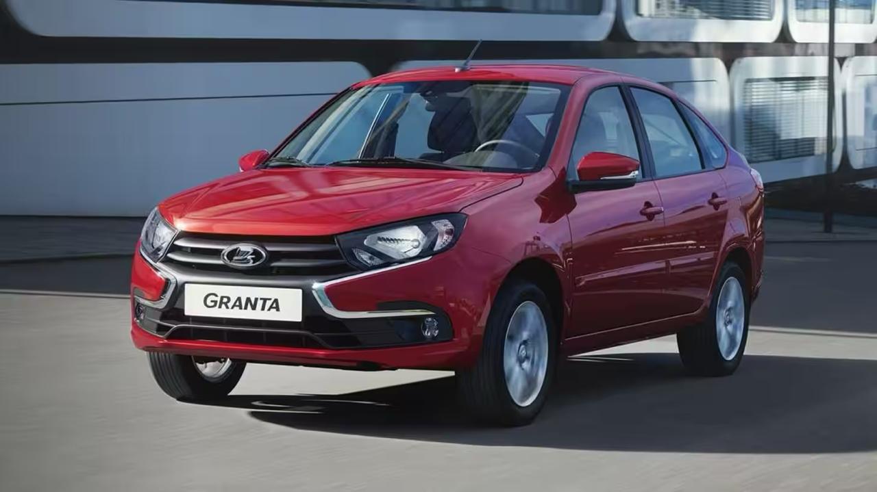 АвтоВАЗ серьезно огорчил всех кто собирался купить Lada Granta Российский автоконцерн решил снять с производства Гранту с АКПП Модель с японской 4 ст Jatco появилась весной 2024 года но вскоре была снята с производства И это не просто пауза Мы всегда смотрим какие варианты мы можем предложить потребителям чтобы они были всем интересны Сейчас наверное у нас все таки упор больше на LADA Iskra Мы видим в ней больший потенциал Если к текущей LADA Granta добавить автомат какое то время пройдет себестоимость тоже увеличится и возможно ценовой зазор от Iskra с автоматом будет совсем небольшим Поэтому с точки зрения входных автомобилей с автоматом у нас Iskra руководитель продуктового маркетинга АвтоВАЗа Сергей Корниенко Granta Comfort Plus с АКПП на шеснаре 98 л с продавалась от 1 176 900 рублей Дилеры чрезвычайно высокий спрос на эти машины Теперь их место займет Iskra на 106 л с с китайским вариатором CVT18 за 1 497 000 рублей iguides