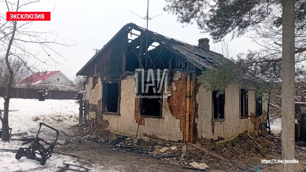 Тело человека обнаружено в сгоревшем доме   В Порхове, на улице Красноармейской Слободы, произошло возгорание дома.   В доме обнаружено тело человека.   На месте работают следователи СК, сотрудники полиции, пожарные подразделения.   Обстоятельства произошедшего выясняются.  #Порхов