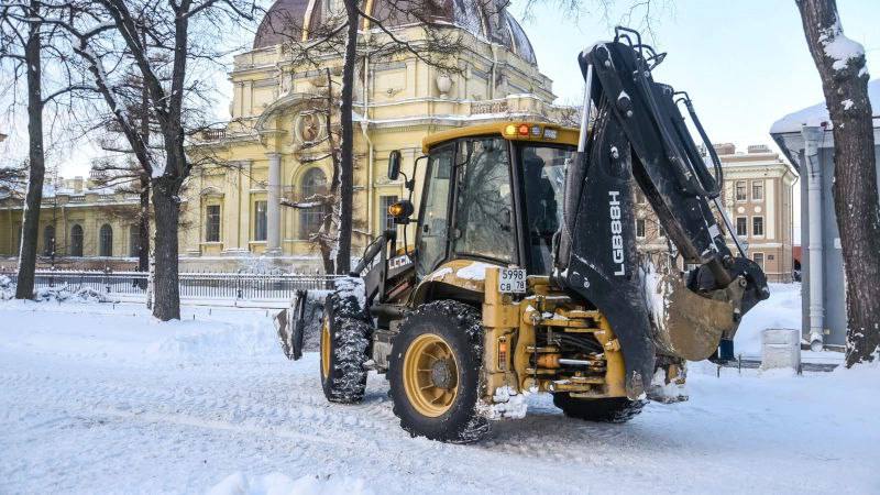 Петербургские дорожники вернулись в зимний режим работы  В начале минувшей недели весенние ливни приносили порой порядка 10 мм осадков в сутки. Воздух прогревался до +6 градусов и более.   Дорожные предприятия даже точечно использовали при уборке воду. Например, помыли 135 павильонов ожидания пассажирского транспорта. Но за выходные февраль взял свое. Только за прошедшую ночь выпало более 5 см снега.  Подметально-уборочная техника и коммунальные машины, заправленные противогололедными материалами, заранее заступили на дежурство там, где это необходимо, чтобы обеспечить безопасность.   Основные массы снега были оперативно сдвинуты с ключевых магистралей — это делается в первую очередь, чтобы в часы-пик транспорт мог беспрепятственно доставить жителей до мест работы, учебы и в социальные учреждения. Затем специалисты прометают небольшие улицы и переулки.  В воскресенье отправлено на пункты утилизации почти 1800 кубометров снега.