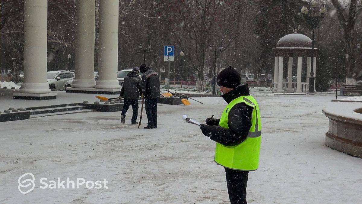 Город - сплошной каток: после жалоб горожан в ситуацию с гололедом вмешался мэр Южно-Сахалинска  Глава города поставил задачу - незамедлительно организовать рейды, контрольные выезды и инспекции по всем районам областного центра, а также усилить мониторинг за работой управляющих компаний. Жители могут сообщать о случаях ненадлежащей уборки в отдел муниципального жилищного контроля по телефону: 300-785.    Скачай приложение SakhPost