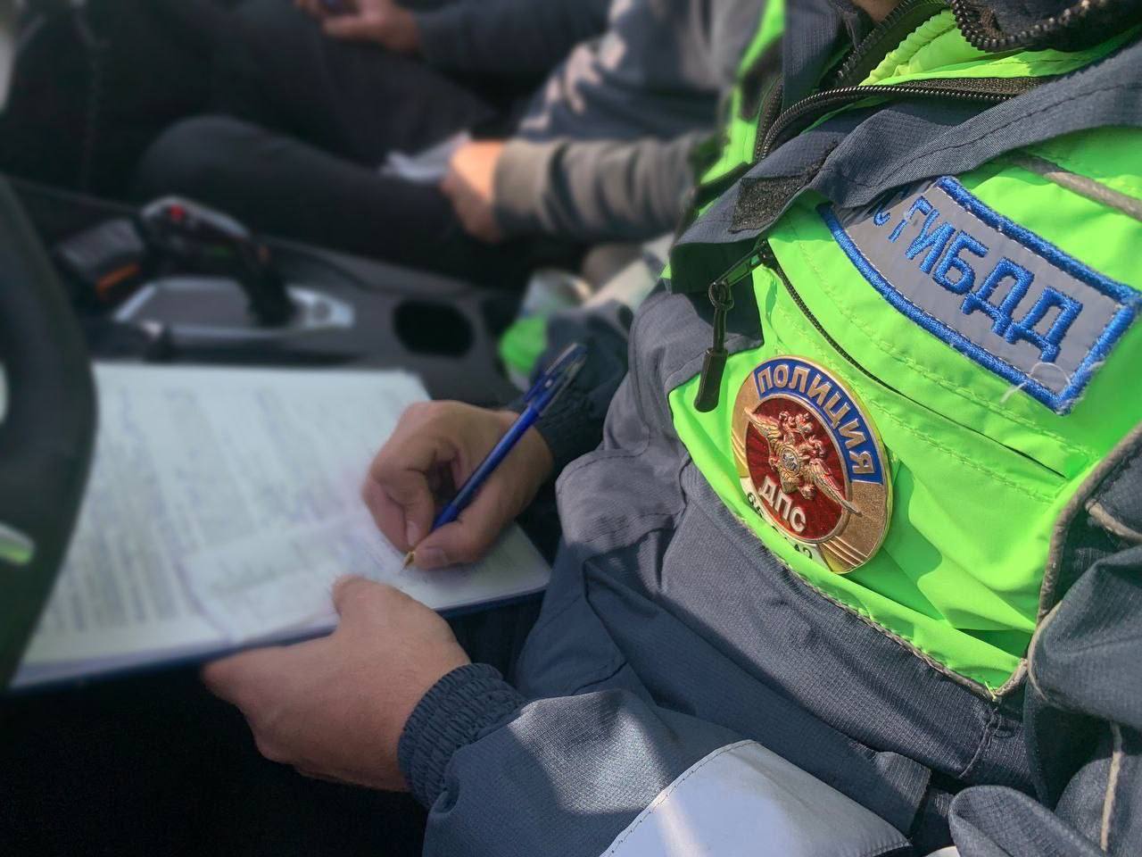 Пьяный виновник ДТП на Сахалине ударил сотрудника ДПС в служебном авто На жителя Южно Сахалинска возбудили уголовное дело за применение насилия к сотруднику правоохранительных органов О подробностях рассказали в региональном следкоме По версии следствия 30 сентября 2025 года сотрудник ДПС получил сообщение о ДТП в районе ул Пограничной 20А в областном центре и прибыл на место там же находился и пьяный 65 летний виновник аварии Нарушителя сопроводили в служебный автомобиль для составления протокола Находясь в служебном автомобиле подозреваемый стал игнорировать законные требования сотрудника полиции после чего высказал в его адрес угрозу применения насилия а затем нанес ему удар кулаком в область лица рассказали в следкоме Мужчину задержали и доставили в отдел полиции для дальнейшего разбирательства По факту возбудили уголовное дело по ч 1 ст 318 УК РФ применение насилия не опасного для жизни и здоровья в отношении представителя власти в связи с исполнением им своих должностных обязанностей Следствие продолжается tochka 65 Подписывайся на ИНЦИДЕНТ САХАЛИН