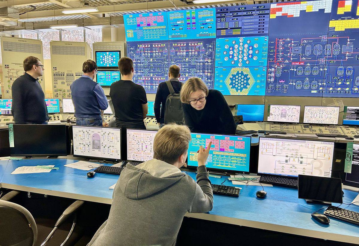 Ученые Росатома испытали полномасштабный тренажёр для проекта БРЕСТ ОД 300 Комплексные испытания прошли на площадке Всероссийского научно исследовательского института по эксплуатации атомных станций ВНИИАЭС Энергоблок с быстрым реактором БРЕСТ ОД 300 сооружается на Сибирском химкомбинате СХК На СХК в этом году уже смонтирован и принят в эксплуатацию аналитический тренажер разработки ВНИИАЭС напомнил начальник отдела подготовки персонала ОДЭК СХК Егор Клевцов Полномасштабный тренажер следующий этап Это ключевое техническое средство обучения поскольку в соответствии с федеральными нормами и правилами подготовка персонала должна завершиться до физического пуска энергоблока с применением полномасштабного тренажера Подписывайтесь на Росатом Оставляйте бусты новость Прорыв СХК ВНИИАЭС